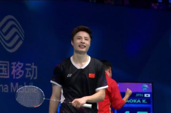 Tunggal putra China, Shi Yu Qi tersenyum usai pastikan tiket final Asian Games 2022 nomor perorangan, setelah meraih kemenangan atas Kodai Naraoka (Jepang) di Binjiang Gymnasium, Hangzhou, China, Jumat (6/10/2023)