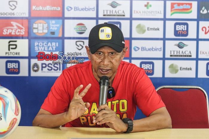 Pelatih Barito Putera, Rahmad Darmawan, sedang memberikan keterangan kepada awak media di Stadion Patriot Candrabhaga, Bekasi, Jawa Barat, Jumat (6/10/2023) pagi.