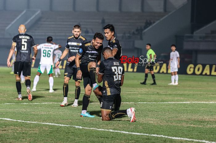 Striker asing Dewa United, Alex Martins (kanan), sedang berselebrasi dengan rekannya bernama Egy Maulana Vikri (kiri) dalam laga pekan ke-15 Liga 1 2023 di Stadion Indomilk Arena, Tangerang, Banten, Jumat (6/10/2023) malam.
