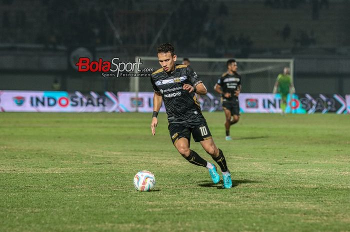 Pemain Dewa United, Egy Maulana Vikri, sedang menguasai bola dalam laga pekan ke-15 Liga 1 2023 di Stadion Indomilk Arena, Tangerang, Banten, Jumat (6/10/2023) malam.