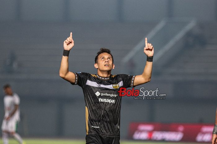 Pemain Dewa United, Egy Maulana Vikri, sedang melakukan selebrasi seusai mencetak gol dalam laga pekan ke-15 Liga 1 2023 di Stadion Indomilk Arena, Tangerang, Banten, Jumat (6/10/2023) malam.