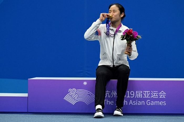 Pebulu tangkis tunggal putri Korea Selatan, berpose dengan medali emas yang didapat pada Asian Games 2022 setelah bertarung pada final melawan Chen Yu Fei (China) di Binjiang Gymnasium, Hangzhou, China, Sabtu (7/10/2023).
