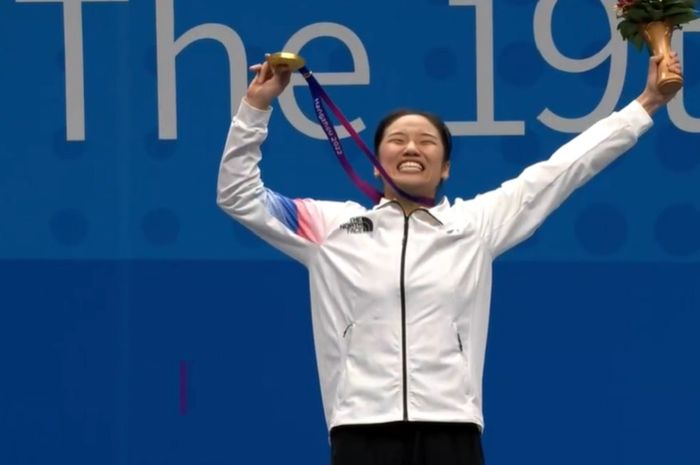 Tunggal putri nomor satu dunia asal Korea Selatan, An Se-young berselebrasi di podium juara usai raih medali emas Asian Games 2022 nomor perorangan di Binjiang Gymnasium, Hangzhou, China, Sabtu (7/10/2023)