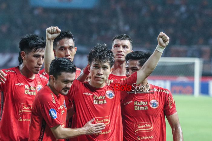 Ryo Matsumura (tengah) sedang melakukan selebrasi seusai mencetak gol dalam laga pekan ke-15 Liga 1 2023 antara Persija versus Barito Putera di Stadion Patriot Candrabhaga, Bekasi, Jawa Barat, Sabtu (7/10/2023) malam.