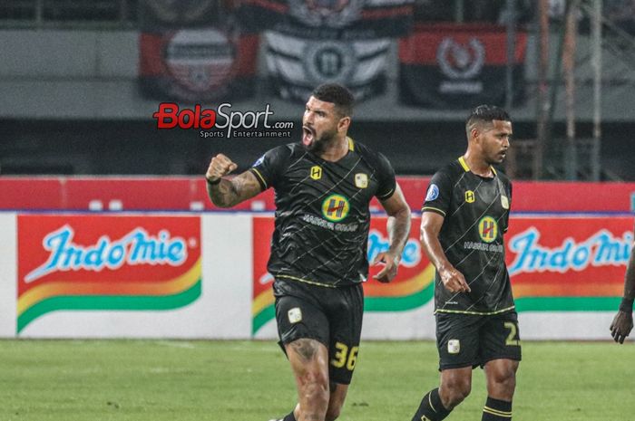 Renan Alves sedang melakukan selebrasi seusai mencetak gol dalam laga pekan ke-15 Liga 1 2023 antara Persija versus Barito Putera di Stadion Patriot Candrabhaga, Bekasi, Jawa Barat, Sabtu (7/10/2023) malam.