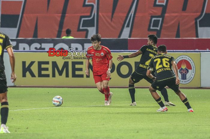 Ryo Matsumura (kiri) sedang menguasai bola dalam laga pekan ke-15 Liga 1 2023 antara Persija versus Barito Putera di Stadion Patriot Candrabhaga, Bekasi, Jawa Barat, Sabtu (7/10/2023) malam.
