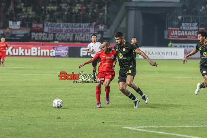 Riko Simanjuntak (kiri) dan Renan Alves (kanan) sedang berebut bola dalam laga pekan ke-15 Liga 1 2023 antara Persija versus Barito Putera di Stadion Patriot Candrabhaga, Bekasi, Jawa Barat, Sabtu (7/10/2023) malam.