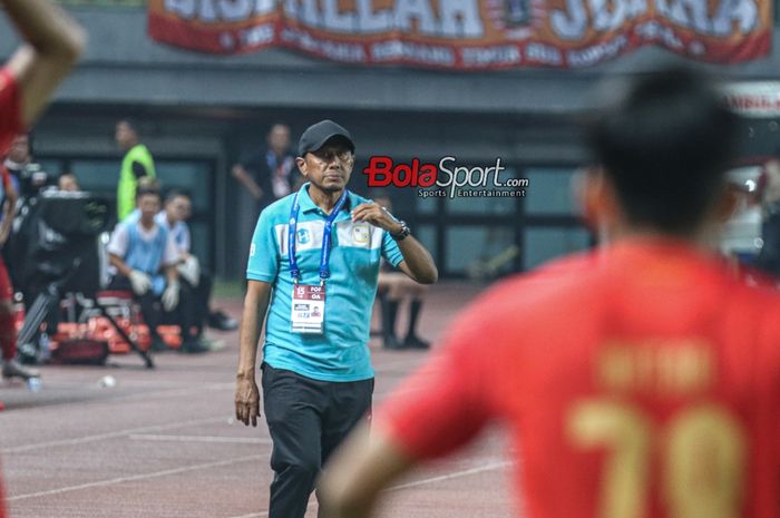 Pelatih Barito Putera, Rahmad Darmawan, sedang memantau para pemainnya bertanding di Stadion Patriot Candrabhaga, Bekasi, Jawa Barat, Sabtu (7/10/2023) malam.