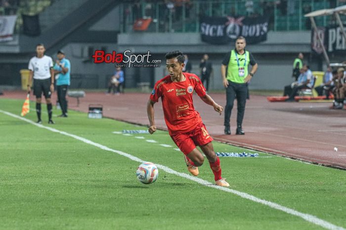 Pemain Persija Jakarta, Muhammad Rayhan Hannan, sedang menguasai bola saat bertanding di Stadion Patriot Candrabhaga, Bekasi, Jawa Barat, Sabtu (7/10/2023) malam.