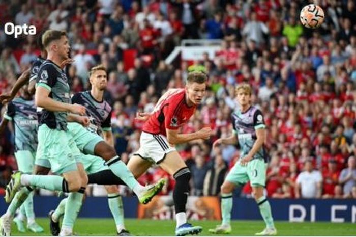 Pemain Manchester United, Scott McTominay, mencetak gol kemenangan timnya atas Brentford di laga pekan ke-8 Liga Inggris 2023-2024.