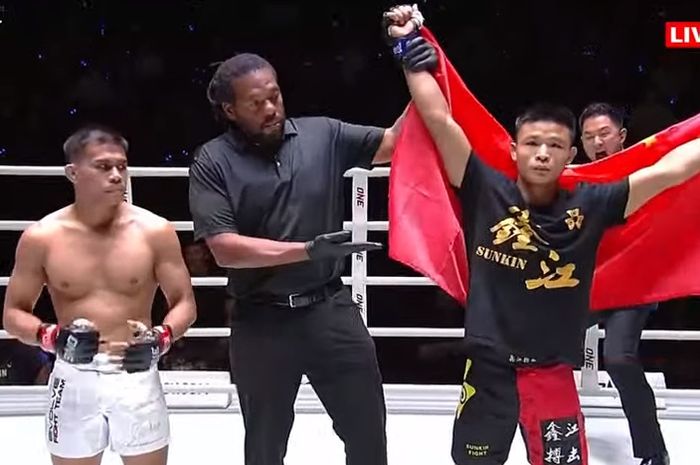 Eko Roni Saputra (kiri), kalah TKO dari Hu Yong di ronde pertama dalam laga ONE Fight Night 15, Sabtu (7/10/2023) di Bangkok.