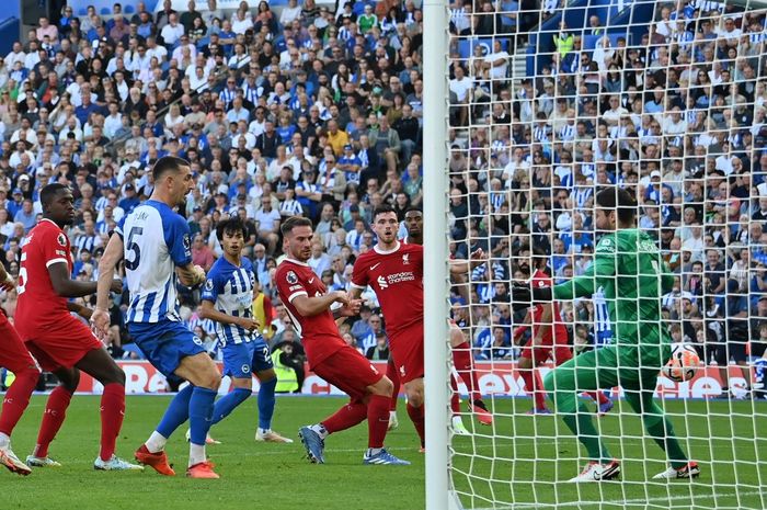 Bek tengah Brighton &amp; Hove Albion, Lewis   Dunk (nomor lima) mencetak gol ke gawang Liverpool pada laga pekan ke-8 Liga Inggris di Stadion American Express, Minggu (8/10/2023).