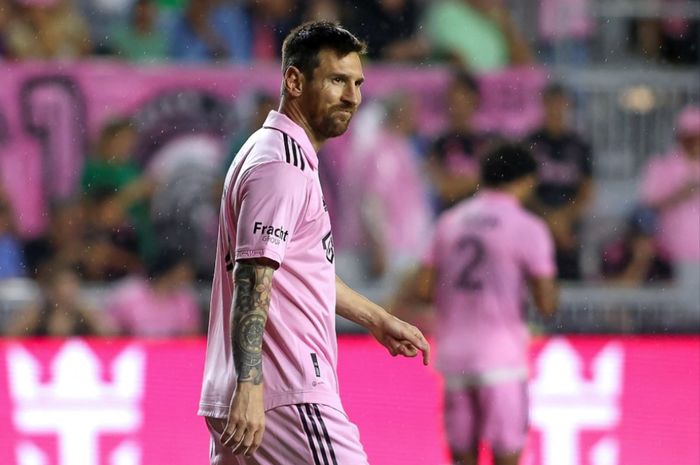 Lionel Messi membantah rumor yang mengaitkan dirinya dengan Barcelona