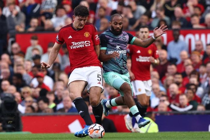 Aksi bek Manchester United, HArry Maguire, dalam duel kontra Brentford di Old Trafford.