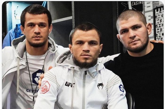 Kemenangan Usman Nurmagomedov (kiri) di Bellator 300, Minggu (8/10/2023) WIB di San Diego, membuat rekor gabungannya bersama Umar dan Khabib Nurmagomedov menjadi 63-0.