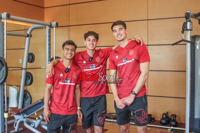 Pratama Arhan (kiri), Rafael Struick (tengah), dan Elkan Baggott (kanan) sedang berfoto bersama dalam acara kerja sama timnas Indonesia dengan PT Freeport Indonesia di Kawasan Senayan, Jakarta, Senin (9/10/2023).