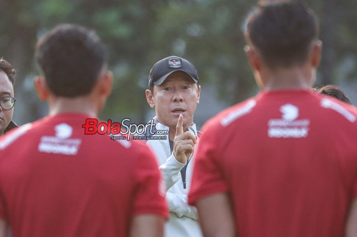 Pelatih timnas Indonesia, Shin Tae-yong, sedang memberikan intruksi kepada para pemainnya saat berlatih di Lapangan A, Senayan, Jakarta, Senin (9/10/2023) siang.