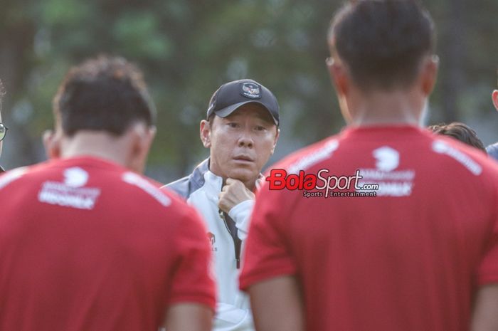 Pelatih timnas Indonesia, Shin Tae-yong, sedang memberikan intruksi kepada para pemainnya saat berlatih di Lapangan A, Senayan, Jakarta, Senin (9/10/2023) siang.
