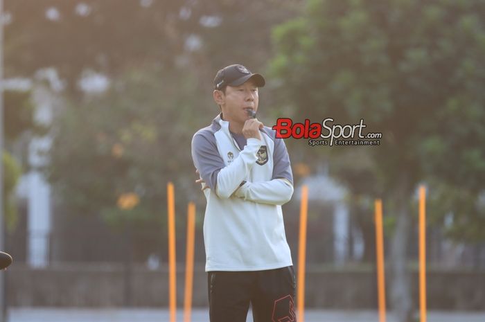 Pelatih timnas Indonesia, Shin Tae-yong, sedang memantau para pemainnya berlatih di Lapangan A, Senayan, Jakarta, Senin (9/10/2023) siang.