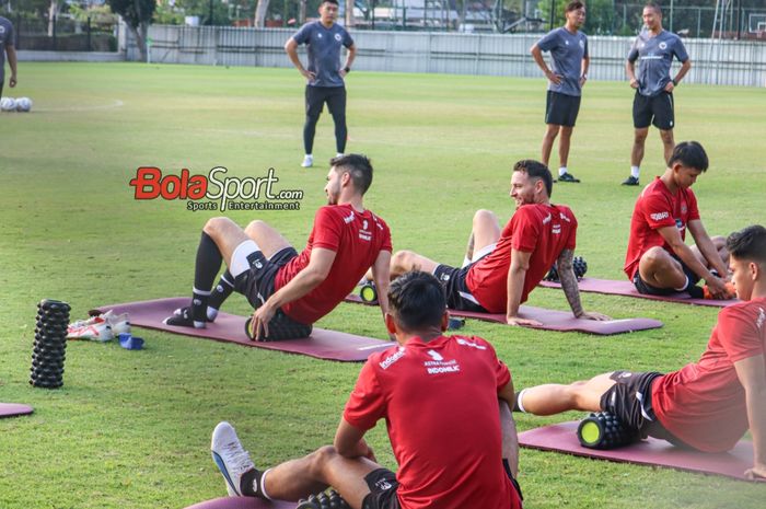 Marc Klok dan Sandy Walsh serta sejumlah pemain timnas Indonesia sedang berlatih di Lapangan A, Senayan, Jakarta, Senin (9/10/2023) siang.