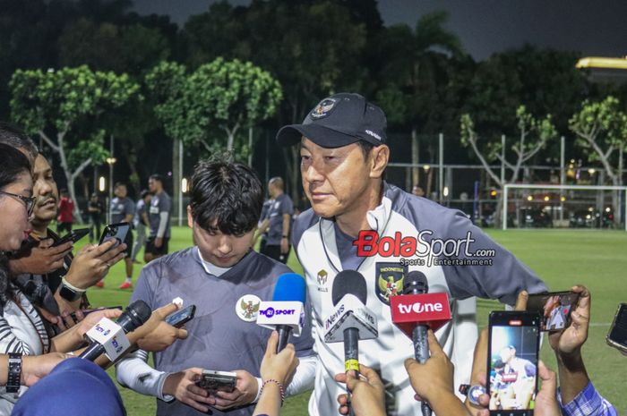 Pelatih timnas Indonesia, Shin Tae-yong (kanan), sedang memberikan keterangan kepada awak media di Lapangan A, Senayan, Jakarta, Senin (9/10/2023) malam.