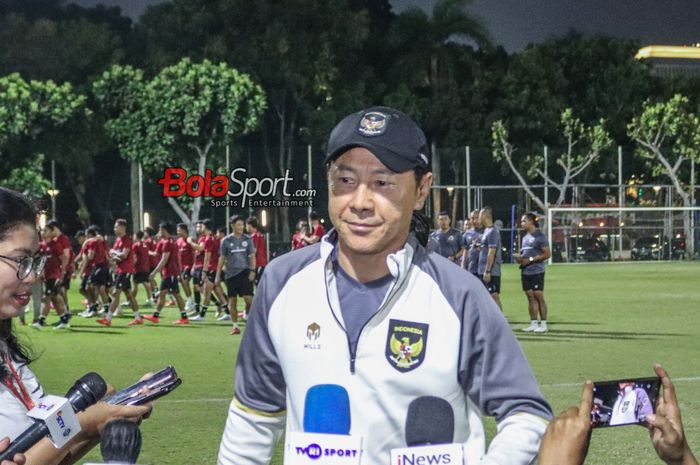 Pelatih timnas Indonesia, Shin Tae-yong, sedang memberikan keterangan kepada awak media di Lapangan A, Senayan, Jakarta, Senin (9/10/2023) siang.