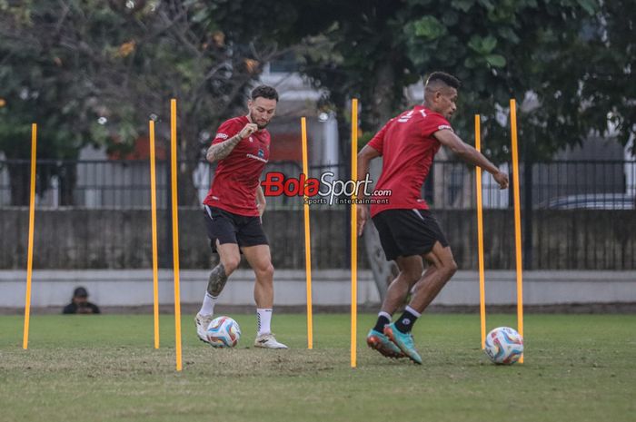 Marc Klok (kiri) sedang menguasai bola dalam sesi latihan timnas Indonesia di Lapangan A, Senayan, Jakarta, Senin (9/10/2023) siang.