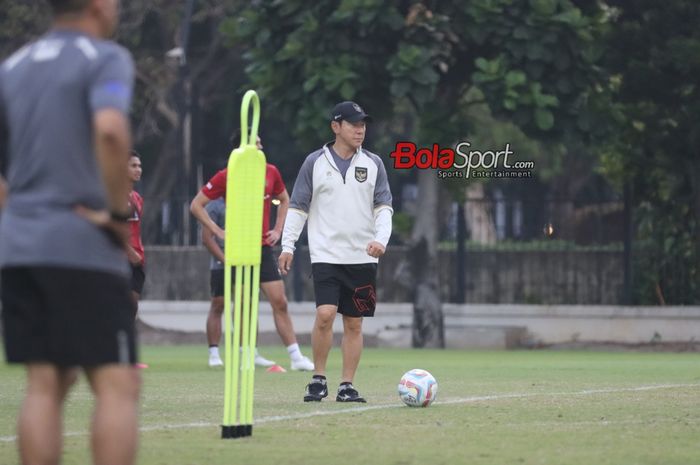 Pelatih timnas Indonesia, Shin Tae-yong, sedang memantau para pemainnya berlatih di Lapangan A, Senayan, Jakarta, Senin (9/10/2023) siang.