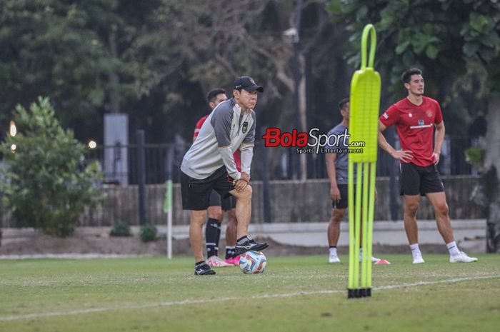 Pelatih timnas Indonesia, Shin Tae-yong, diragukan bisa membawa skuad Garuda lolos ke babak 16 besar Piala Asia 2023.