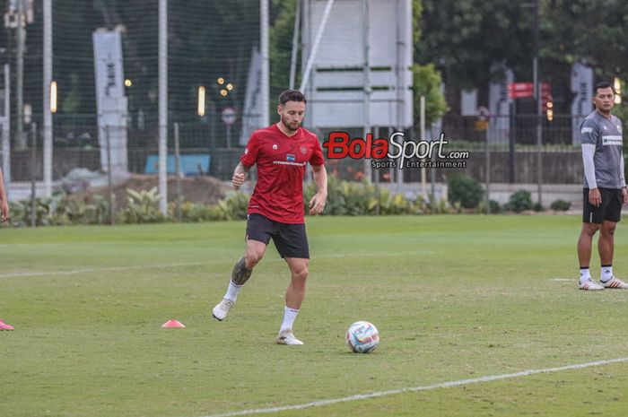 Marc Klok sedang menguasai bola dalam sesi latihan timnas Indonesia di Lapangan A, Senayan, Jakarta, Senin (9/10/2023) siang.