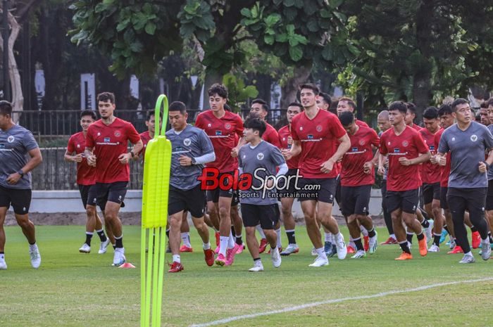 Skuat timnas Indonesia (skuad timnas Indonesia) diantaranya Shayne Pattynama, Rafael Struick, Elkan Baggott, serta pemain lainnya sedang berlatih di Lapangan A, Senayan, Jakarta, Senin (9/10/2023) siang.