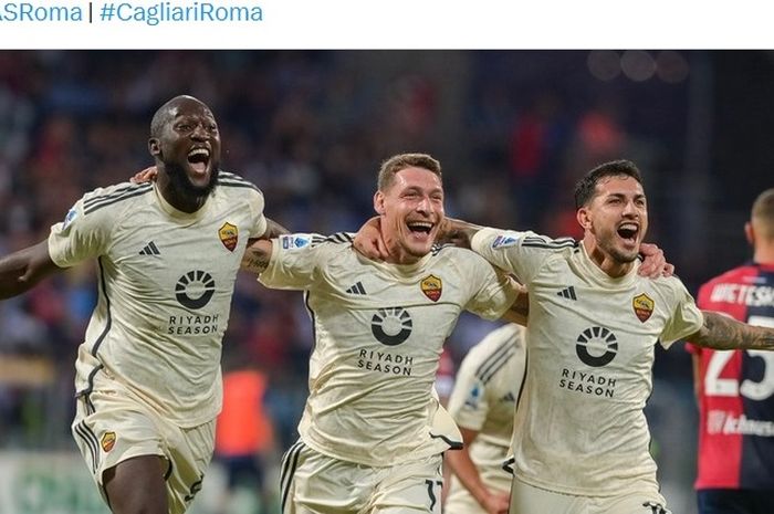 Para pemain AS Roma merayakan kemenangan atas Cagliari pada lanjutan Liga Italia 2023-2024.