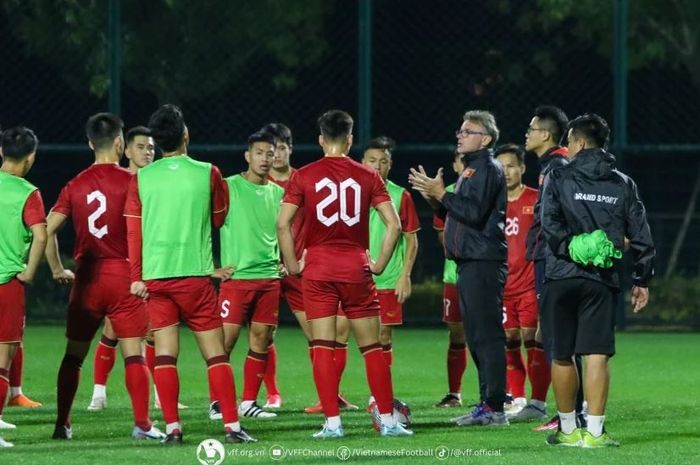 Pelatih Timnas Vietnam, Philippe Troussier, memimpin sesi latihan menjelang laga persahabatan FIFA Matchday Oktober 2023.