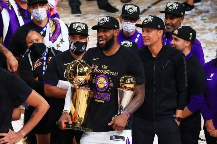 LeBron James berpose dengan trofi MVP dan trofi juara NBA setelah memenangi final musim 2019-2020 pada 11 Oktober 2020 di Lake Buena Vista, Florida.