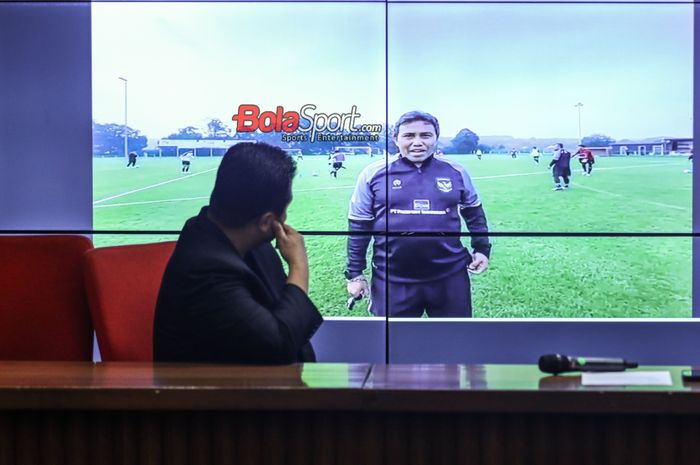Pelatih timnas U-17 Indonesia, Bima Sakti (kanan), sedang memberikan kabar perkembangan timnya secara virtual kepada Erick Thohir (kiri) selaku Ketua Umum PSSI di Media Center Stadion Utama Gelora Bung Karno, Senayan, Jakarta, Selasa (10/10/2023).