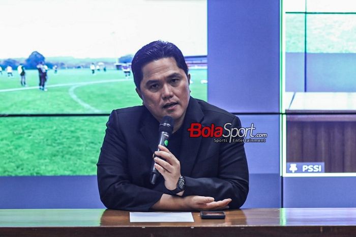 Ketua Umum PSSI, Erick Thohir, sedang memberikan keterangan kepada awak media di Media Center Stadion Utama Gelora Bung Karno, Senayan, Jakarta, Selasa (10/10/2023).