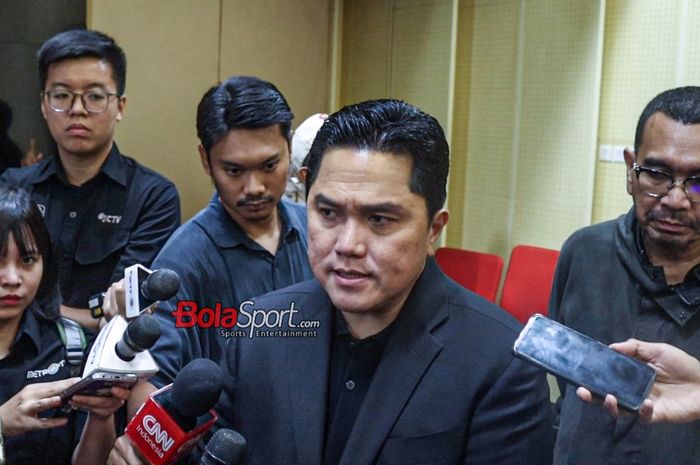 Ketua Umum PSSI, Erick Thohir, sedang memberikan keterangan kepada awak media di Media Center Stadion Utama Gelora Bung Karno, Senayan, Jakarta, Selasa (10/10/2023).