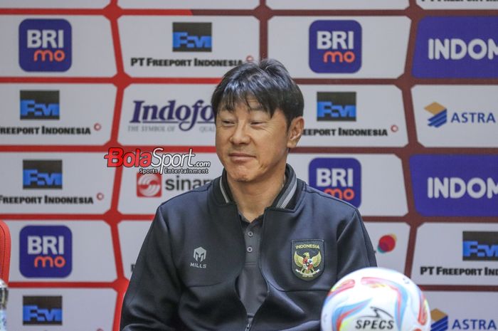 Pelatih timnas Indonesia, Shin Tae-yong, sempat tersenyum saat hadir dalam sesi jumpa pers di Media Center Stadion Utama Gelora Bung Karno, Senayan, Jakarta, Rabu (11/10/2023).