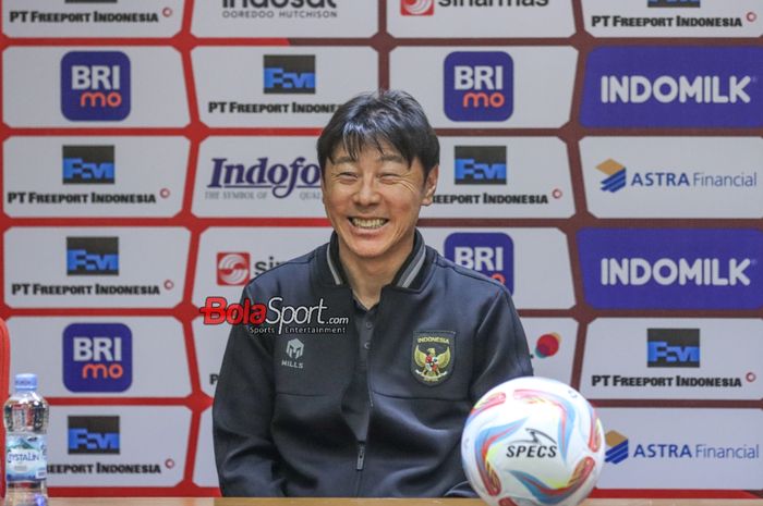Pelatih timnas Indonesia, Shin Tae-yong, sempat tersenyum saat hadir dalam sesi jumpa pers di Media Center Stadion Utama Gelora Bung Karno, Senayan, Jakarta, Rabu (11/10/2023).