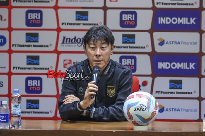 Pelatih timnas Indonesia, Shin Tae-yong, sedang memberikan keterangan kepada awak media di Media Center Stadion Utama Gelora Bung Karno, Senayan, Jakarta, Rabu (11/10/2023).