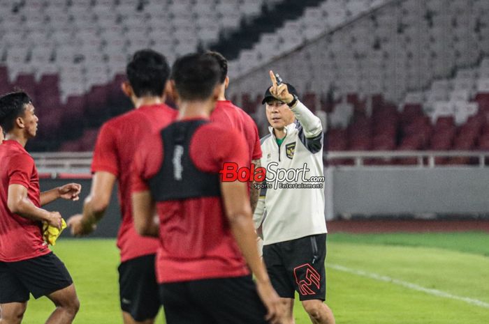 Pelatih timnas Indonesia, Shin Tae-yong (kanan), sedang memberikan intruksi kepada para pemainnya saat berlatih di Stadion Utama Gelora Bung Karno, Senayan, Jakarta, Rabu (11/10/2023).