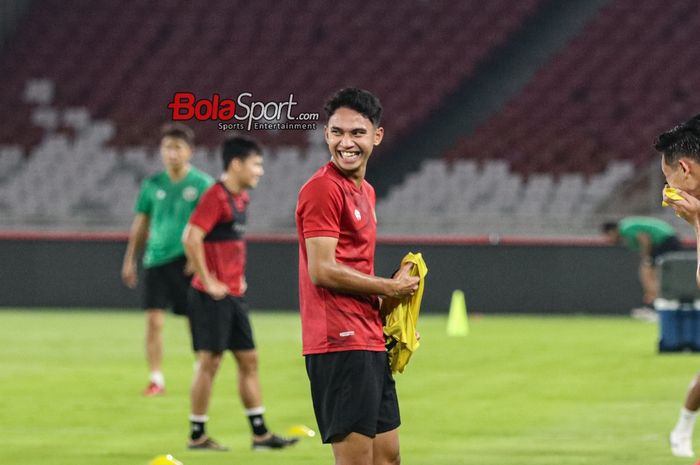 Bintang muda Indonesia Marselino Ferdinan berlatih di Stadion Utama Gelora Bung Karno, Senayan, Jakarta, Rabu (11/10/2023).