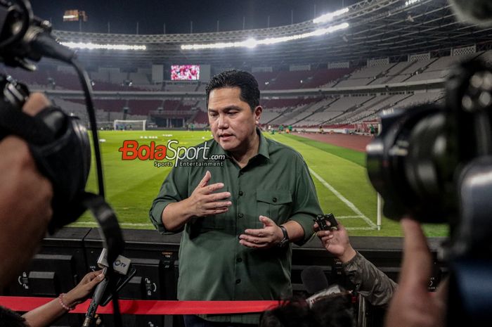 Ketua Umum PSSI, Erick Thohir, sedang memberikan keterangan kepada awak media di Stadion Utama Gelora Bung Karno, Senayan, Jakarta, Rabu (11/10/2023).