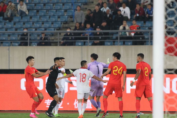Timnas Vietnam (putih) takluk dengan skor 0-2 menghadapi tuan rumah China dalam laga persahabatan FIFA Matchday Oktober 2023.