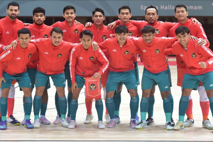 Skuad timnas futsal Indonesia melakukan foto bersama jelang pertandingan melawan Arab Saudi di ajang Kualifikasi Piala Asia Futsal 2024, Rabu (11/10/2023).