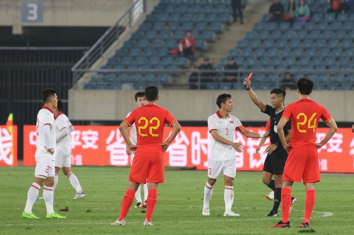 Timnas Vietnam (putih) kalah dengan skor 0-2 menghadapi tuan rumah China dalam laga persahabatan FIFA Matchday Oktober 2023.