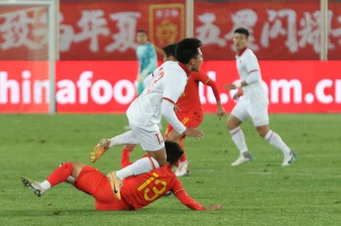 Bek Vietnam, Ho Van Cuong, terlibat benturan keras dengan pemain China hingga harus mendapat 7 jahitan di kepala.