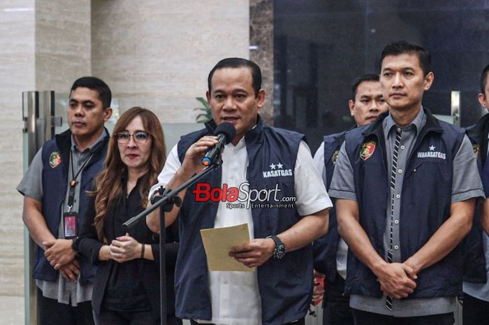 Kepala Satgas Anti Mafia Bola Polri, Irjen Pol Asep Edi Suheri, sedang memberikan keterangan kepada awak media di Lobby Bareskrim Polri, Kebayoran Baru, Jakarta, Kamis (12/10/2023).