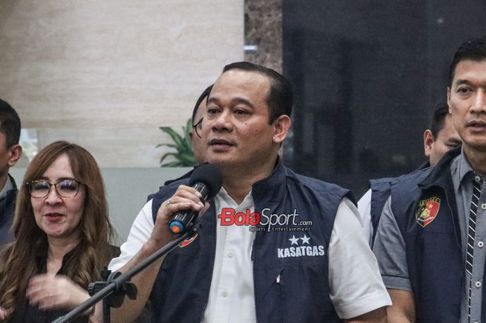 Kepala Satgas Anti Mafia Bola Polri, Irjen Pol Asep Edi Suheri, sedang memberikan keterangan kepada awak media di Lobby Bareskrim Polri, Kebayoran Baru, Jakarta, Kamis (12/10/2023).
