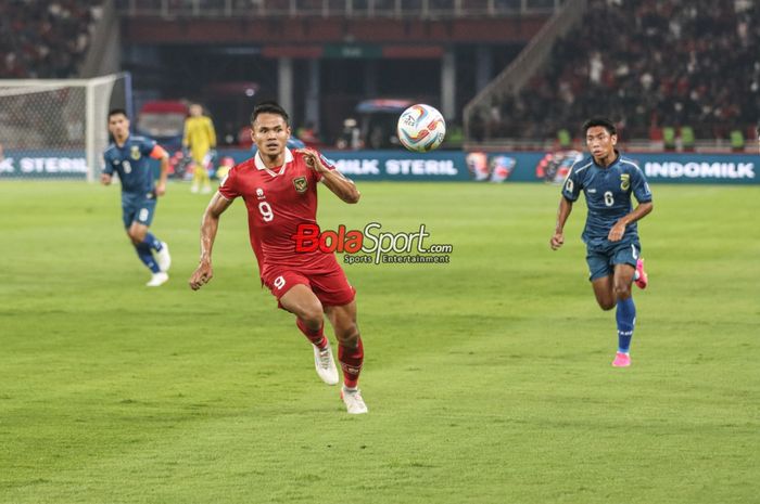 Dimas Drajad (kiri) sedang menguasai bola laga Kualifikasi Piala Dunia 2026 antara timnas Indonesia versus timnas Brunei Darussalam di Stadion Utama Gelora Bung Karno, Senayan, Jakarta, Kamis (12/10/2023).